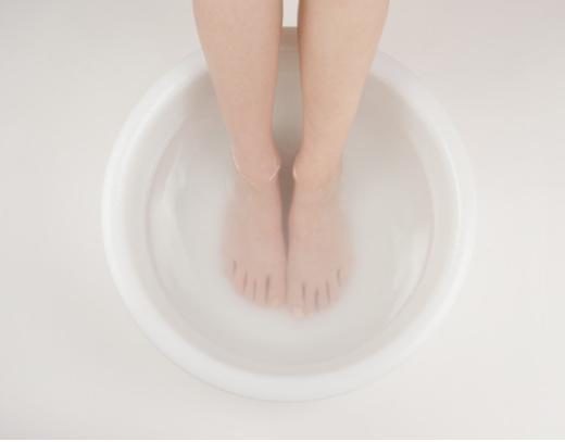 粗糙的脚怎样滋润起来,如何保养脚皮肤变白变嫩