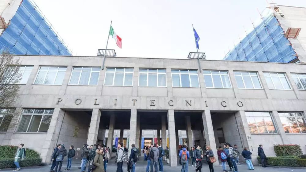 雪山下的城市美术作品,雪山下的艺术小镇在哪里