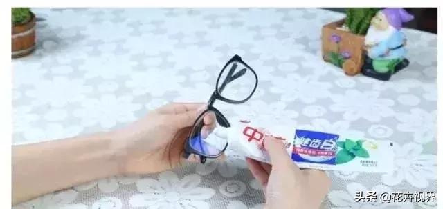 一招教你处理眼镜上的划痕,眼镜镜片时间久了有划痕怎么处理