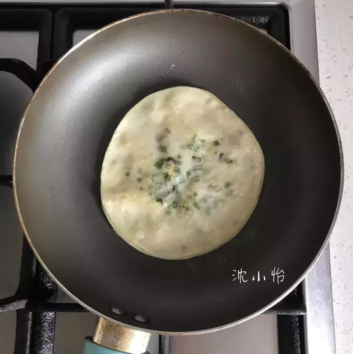多余的饺子皮、馄饨皮千万不要扔，简单处理一下，秒变美味小吃