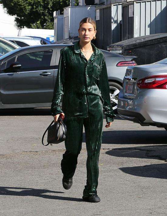 金丝绒阔腿裤搭配卫衣好看吗,真丝金丝绒阔腿裤穿什么上衣