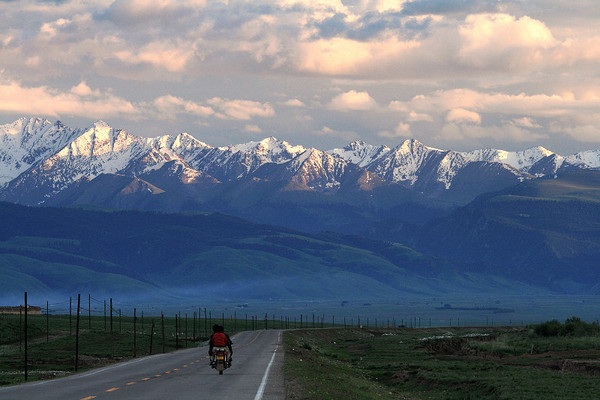 六月底的伊犁雪山,5月的伊犁草原