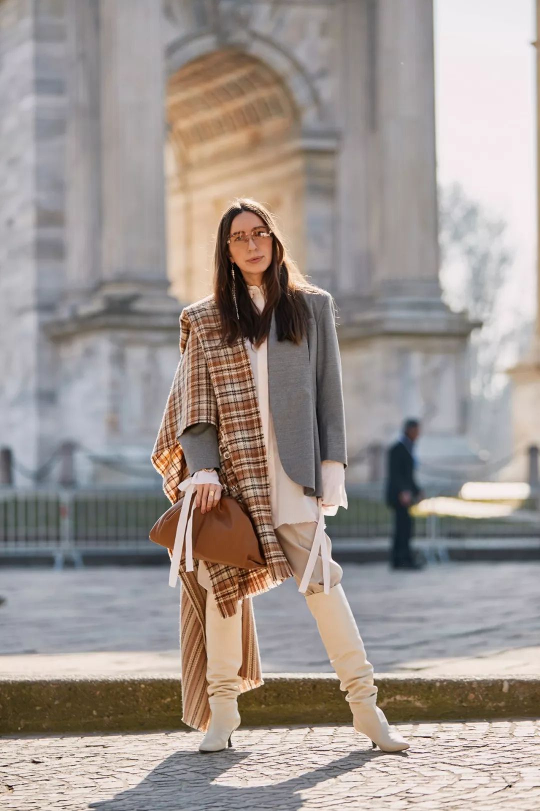 围巾怎样系秒变内搭,围巾自己织的怎么系