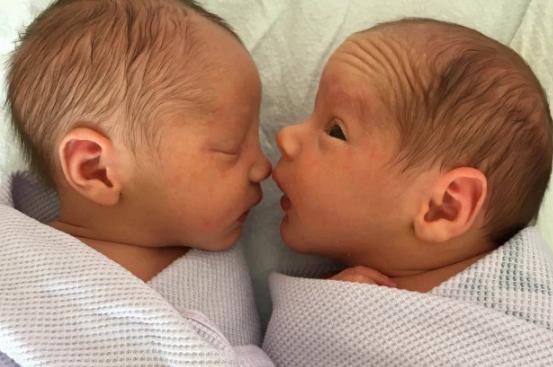 “买一送一”！英国女子连生2对双胞胎，怕生三胞胎赶紧做绝育