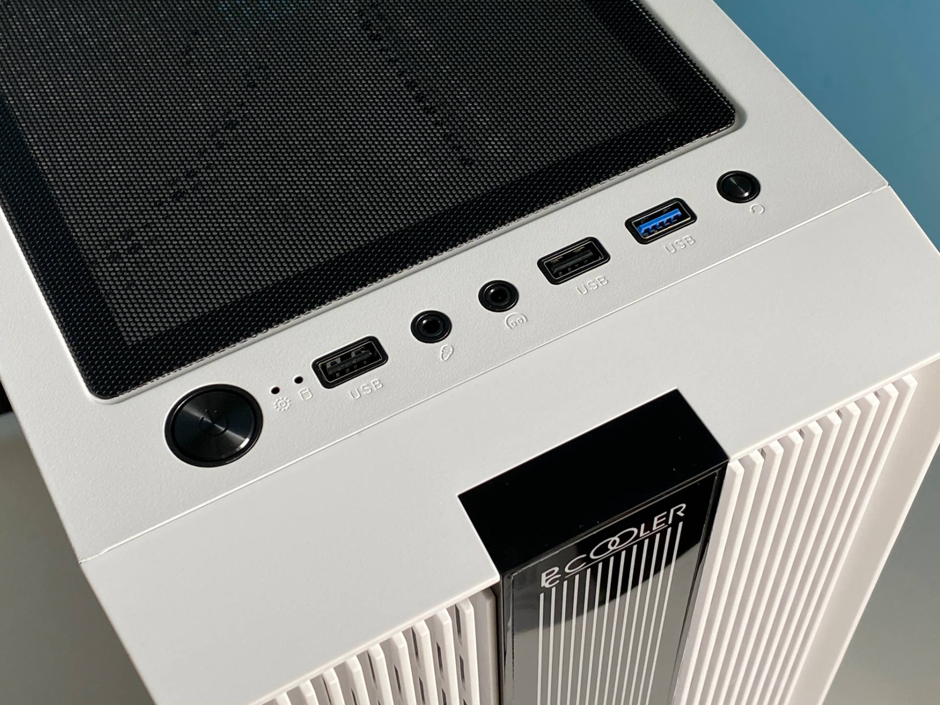 可以装240水冷的小机箱,一般什么配置电脑用水冷机箱