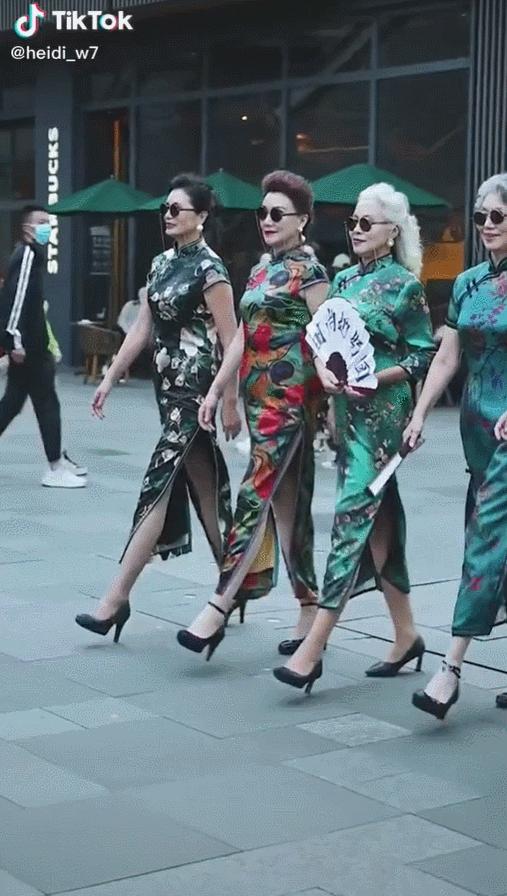 中国街拍让外国人震撼的视频,让外国人惊艳的穿着中国街拍