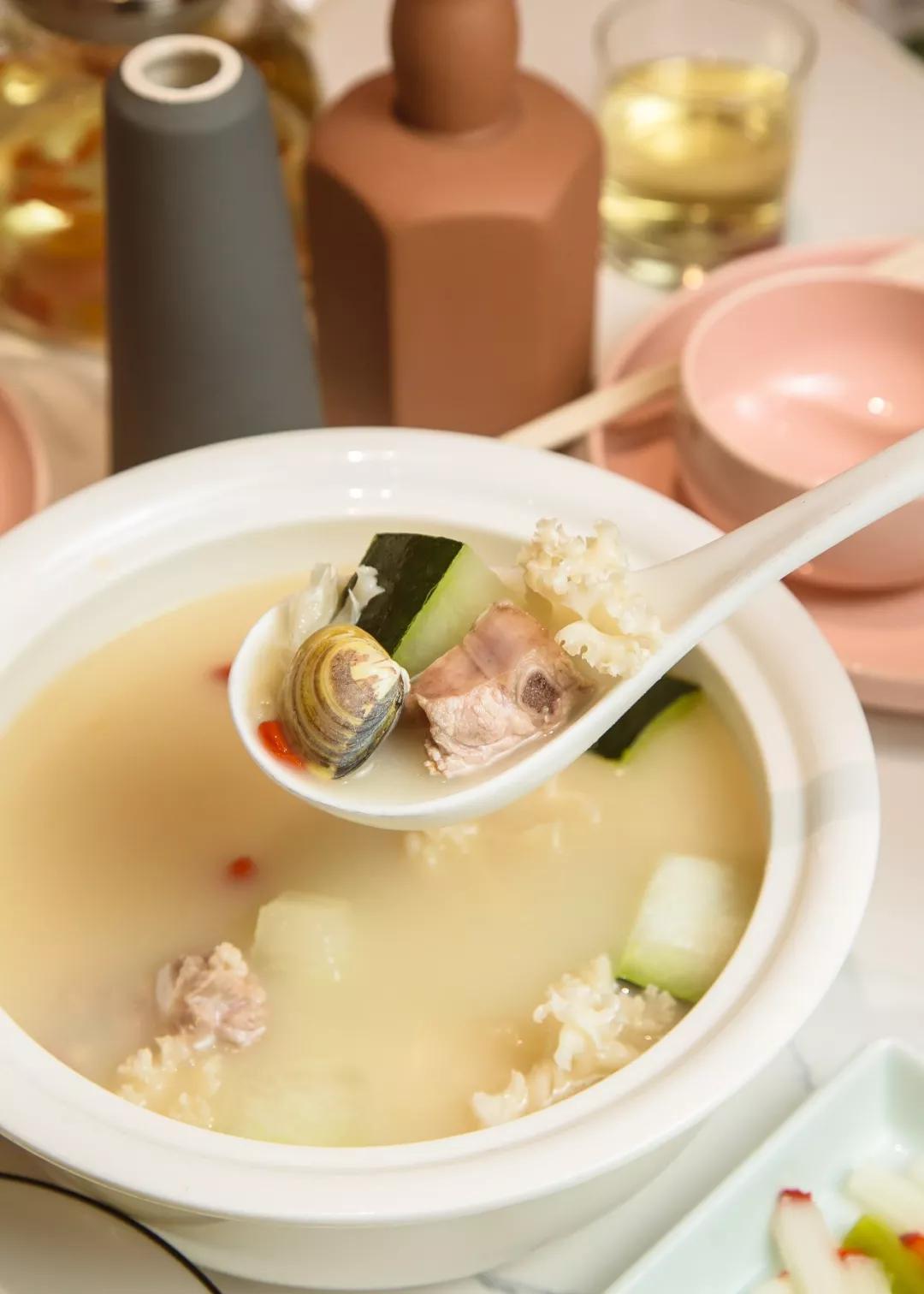 在“卡通乐园”吃“瘦瘦鱼”，一份大过脸盆，居然不到50元