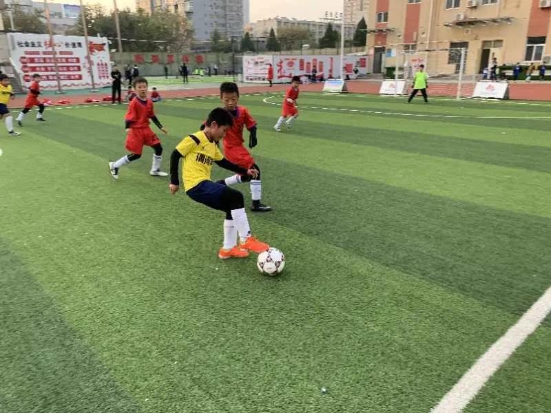 西安市2019年冰峰杯校园足球联赛,绿茵场上尽情驰骋追逐足球梦