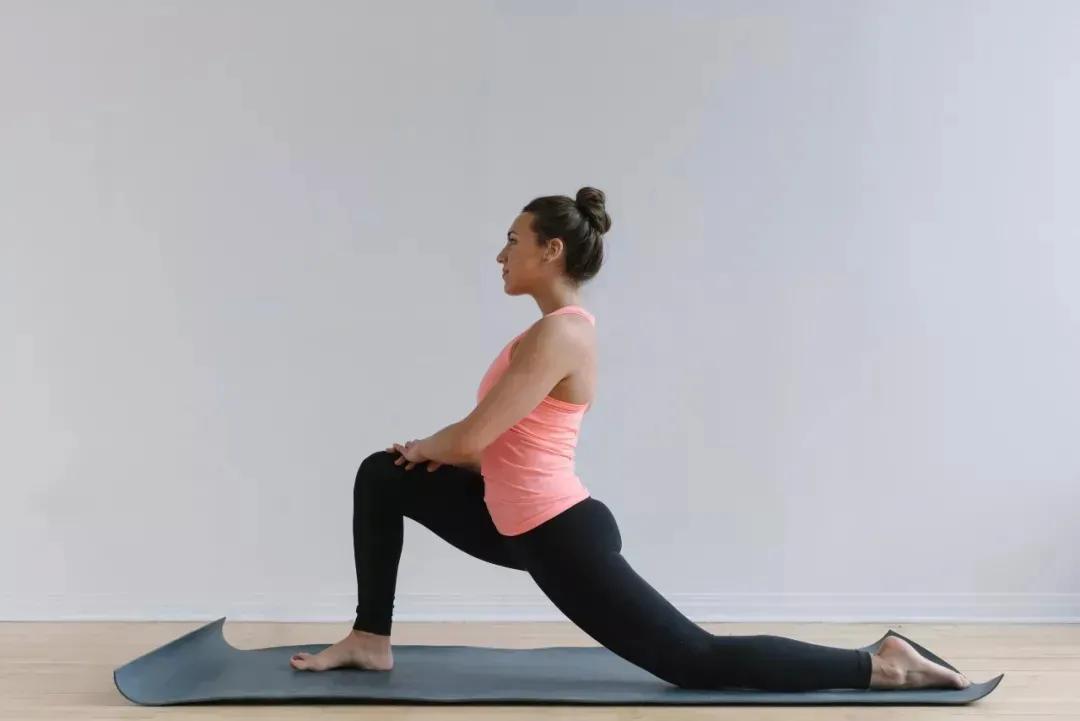 劈叉的胯如何矫正,劈叉骨盆摆不正是什么原因