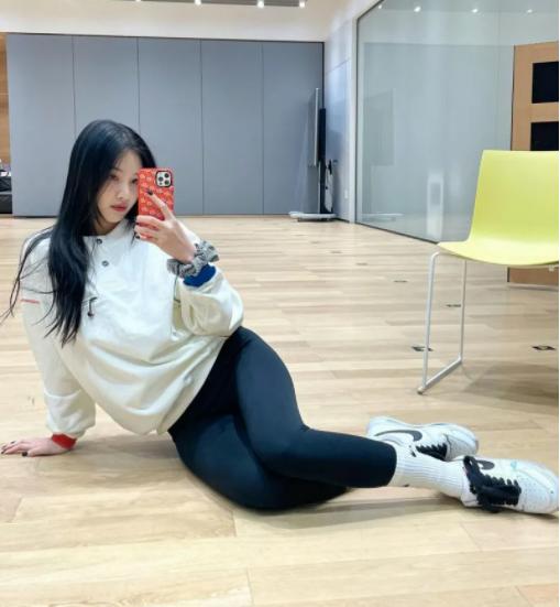 穿上球鞋比泫雅还顶?韩国又一女鞋头崛起,网友称她“性感*弹炸**”