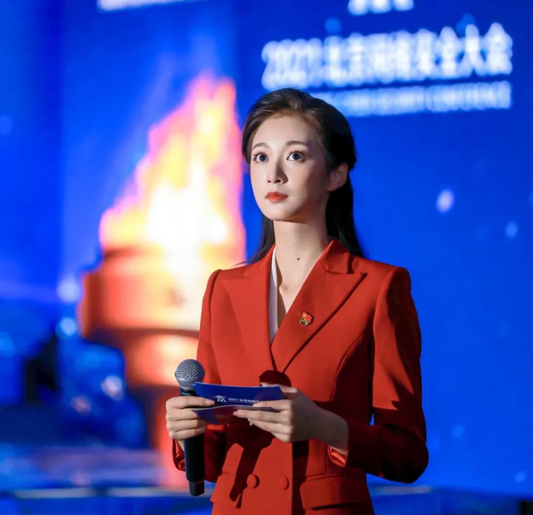 领诵员冯琳朗诵视频,领诵员冯琳再次出圈