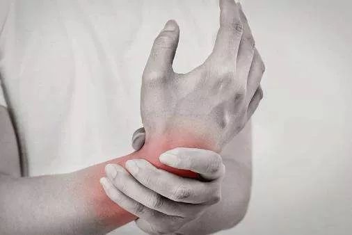 手麻要警惕左手麻木,手臂酸胀手指发麻警惕四种病