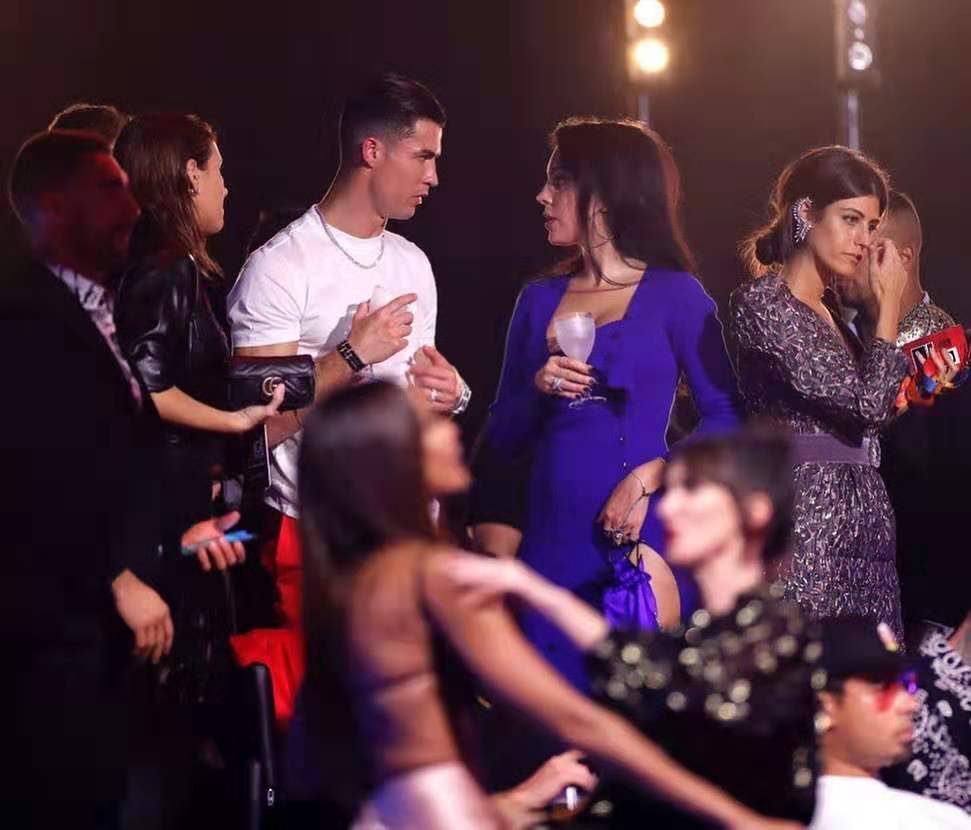 c罗头球热搜第一,c罗和乔治娜情头一左一右穿球衣