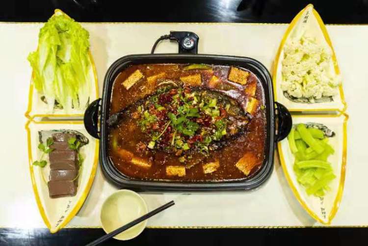 下饭神器即刻get，无锡舟边烤鱼，滋滋作响的暖冬美味