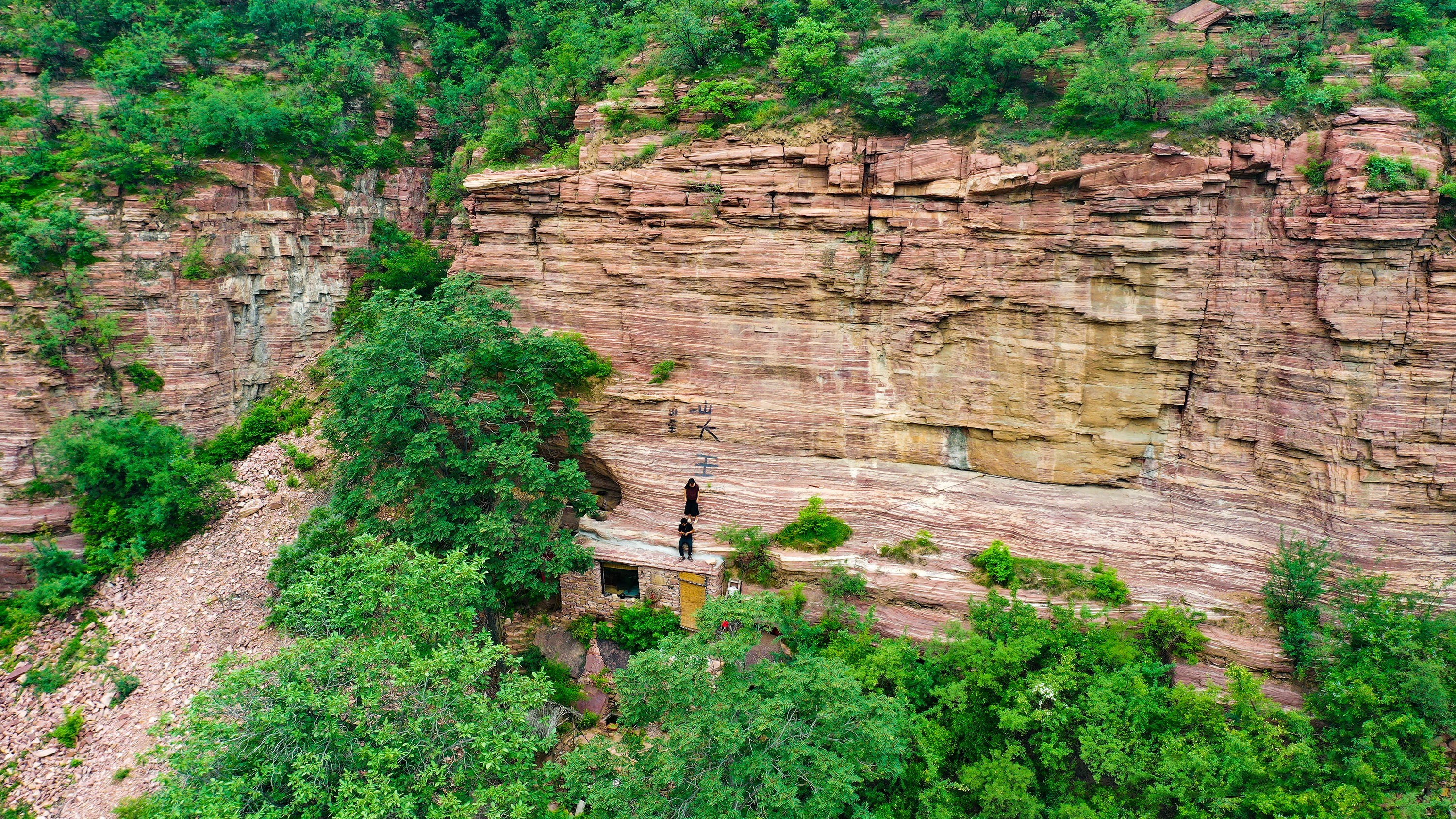 住崖穴、拍视频、卖山货,井陉网红小夫妻做起了“山大王”