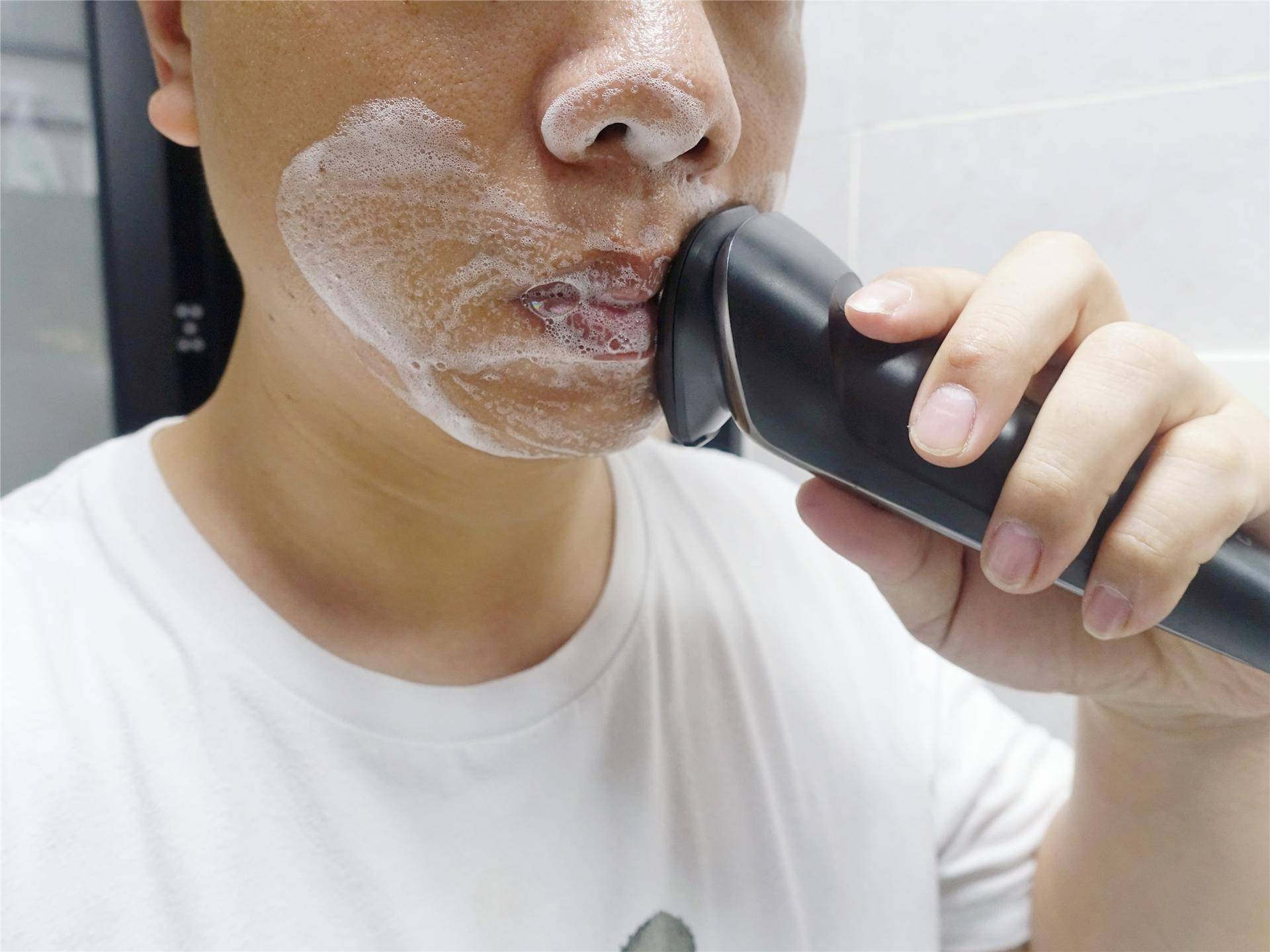 飞利浦剃须刀s2302和s1203,飞利浦s2302剃须刀能水洗吗