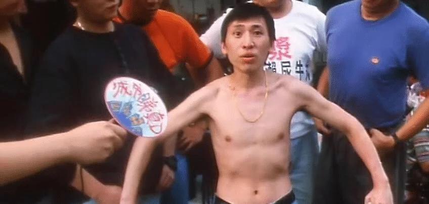 因为一张电影海报，他感激了周星驰二十多年，网友星爷最懂龙套心