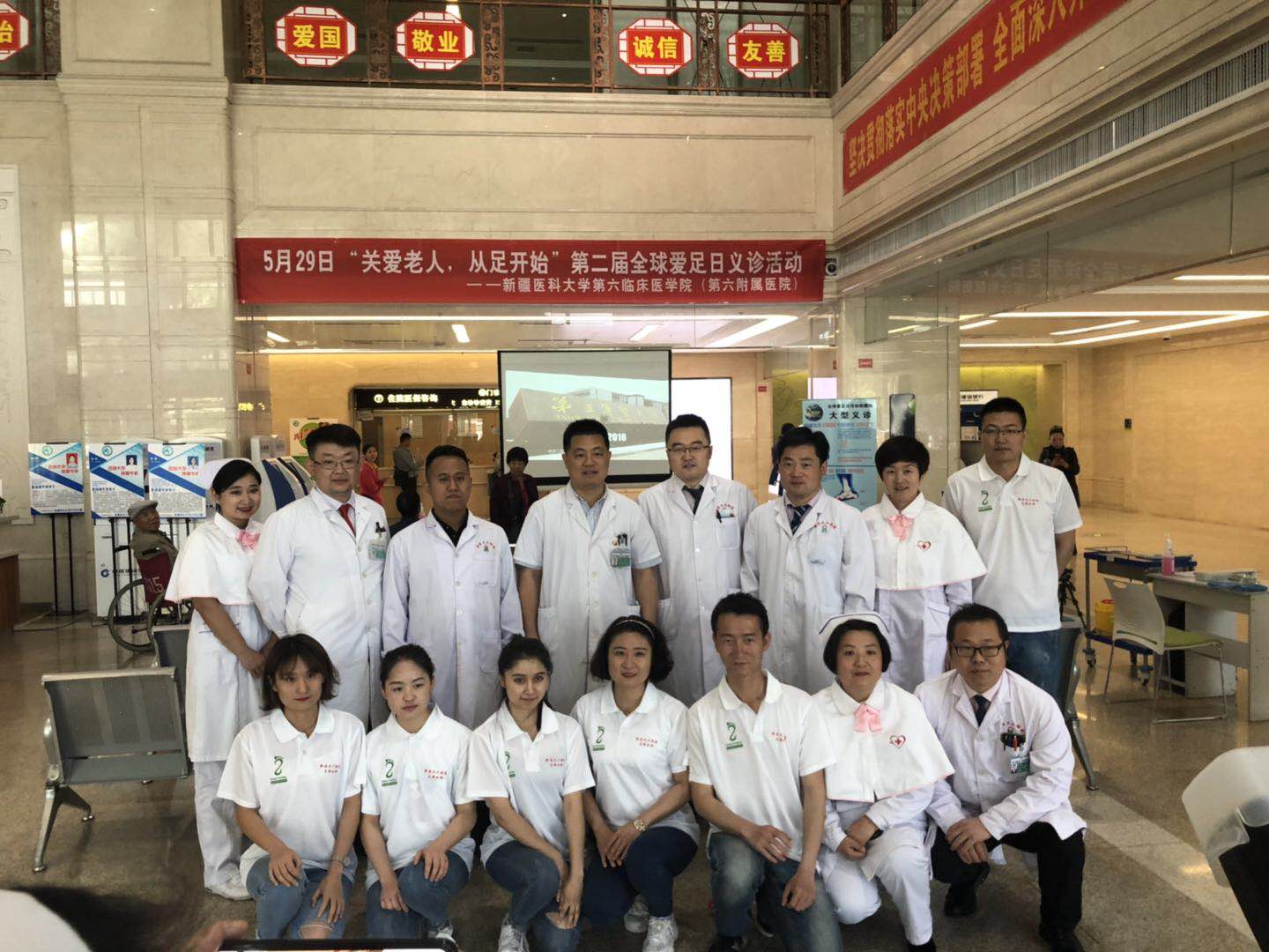 崴脚后六种情况应尽快就医,崴脚没人照顾