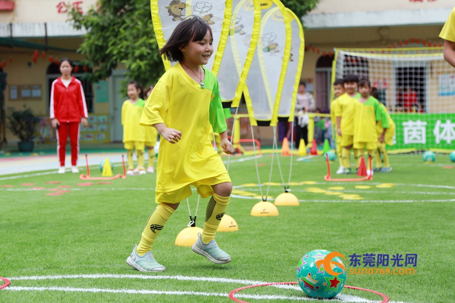 足球从娃娃抓起原视频,足球教育从幼儿抓起