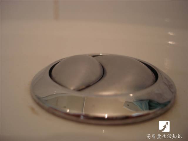 马桶冲水按钮按不动太紧怎么办,马桶上冲水的两个按钮有什么区别