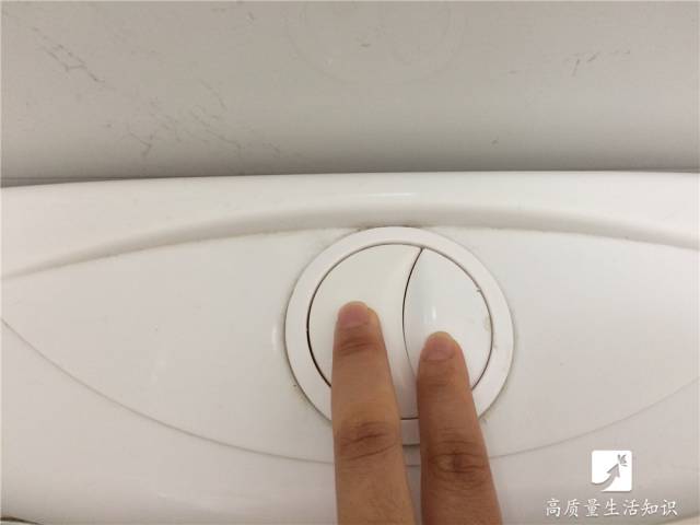 马桶冲水按钮按不动太紧怎么办,马桶上冲水的两个按钮有什么区别