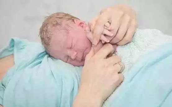 要当妈妈的症状,什么时候判断适合顺产还是剖宫产