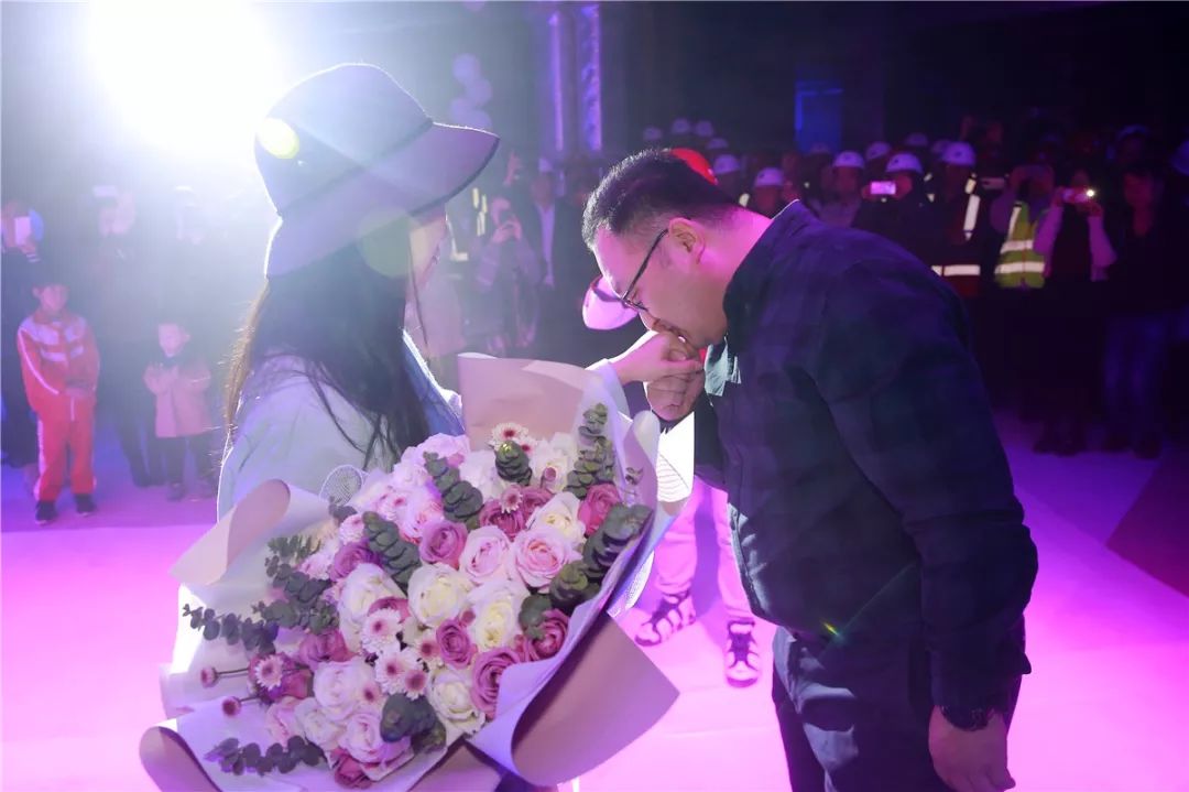 求婚钻戒视频浪漫周大福,周大福400米高空求婚视频