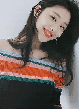 又是激凸又是露底，“蜜桃肌”的盛世美颜也有翻车时