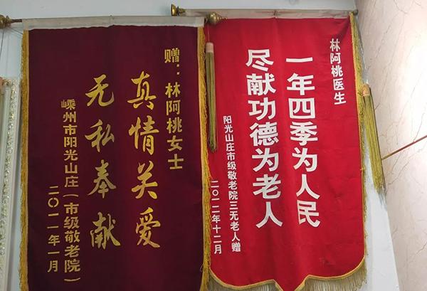 坚持了10年她每周日上门义务为老人修甲