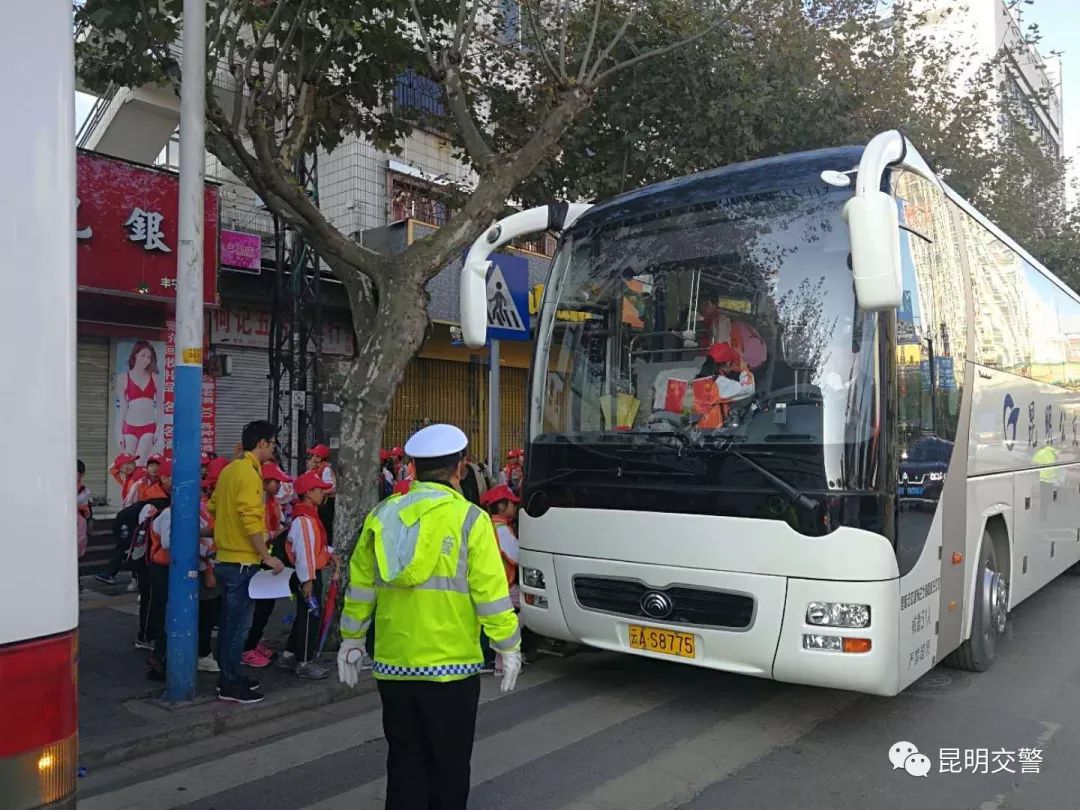 大手牵小手创文明,大手牵小手共创文明的内容