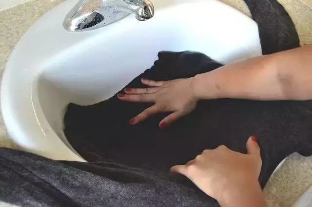 羊绒衫用洗衣液洗后掉毛严重,羊毛衣每次洗都缩水吗