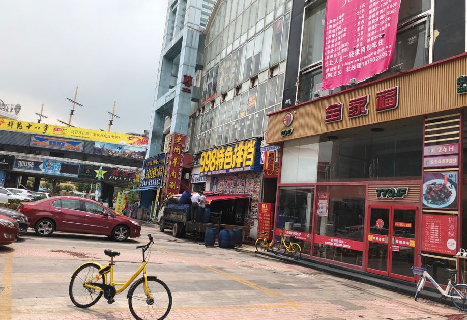 记者走访门店发现已闭店,明发江湾新城商业综合体停工了吗