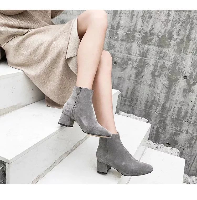 气场全开帅气,搭配黑色皮衣高跟短筒靴霸气个性