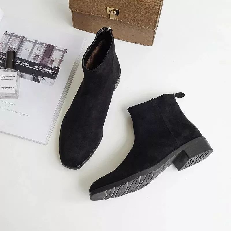 气场全开帅气,搭配黑色皮衣高跟短筒靴霸气个性