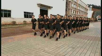 新兵跑不动了班长拉着跑,新兵跑步跑不动会被打吗