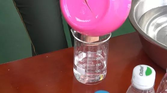 20分钟孩子眼球被干燥剂融化,20分钟孩子的眼睛被融化