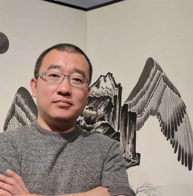 脚踩到玻璃2公分深,脚踩着碎玻璃