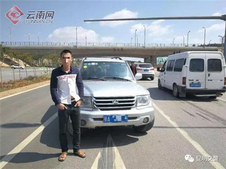 云南两路怒男子在路中间互殴,云南昆明路怒后续