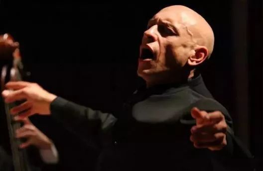 家门口看演出的快乐,家门口看大戏群众乐开怀