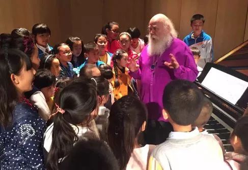 家门口看演出的快乐,家门口看大戏群众乐开怀