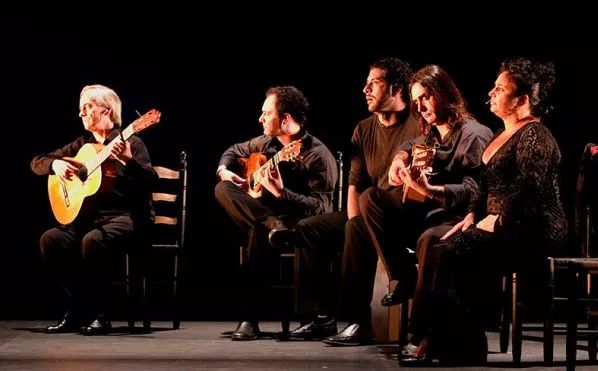 家门口看演出的快乐,家门口看大戏群众乐开怀