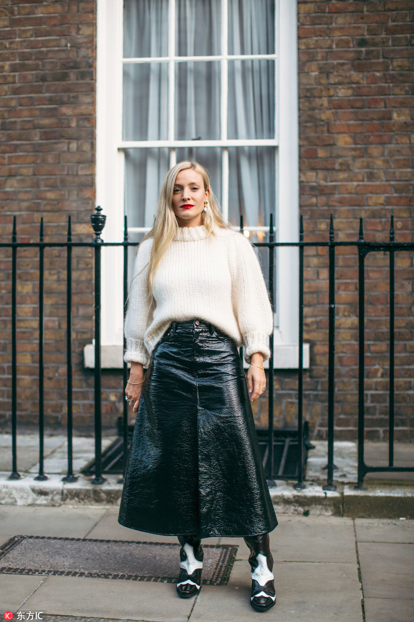 穿那么厚也能做行走的发光体？你的漆皮够亮么！