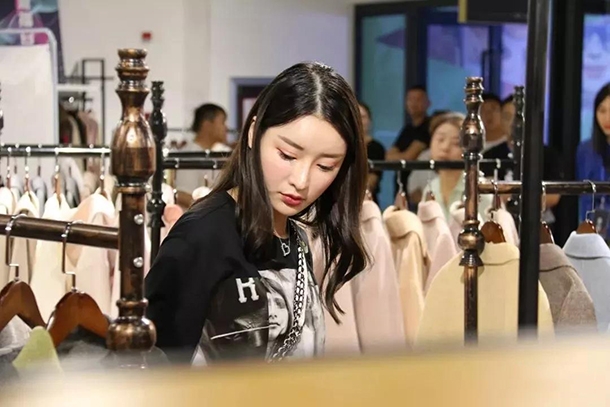 江苏常熟电商直播助力服装产业,服装直播产业带