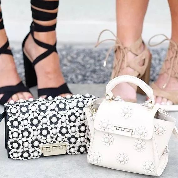 背上插满了flag表情包,背上挎的包包