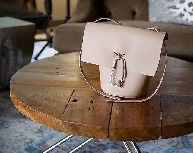 背上插满了flag表情包,背上挎的包包