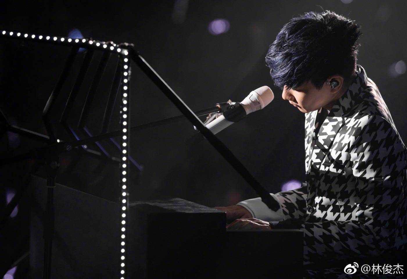 林俊杰唱哭张靓颖,林俊杰把自己唱哭的那首歌是什么