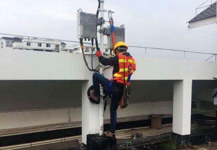 张家界将发布旅游“红黑名榜”/4残疾人成为全省典型/一男子网上卖枪/两人被“开”