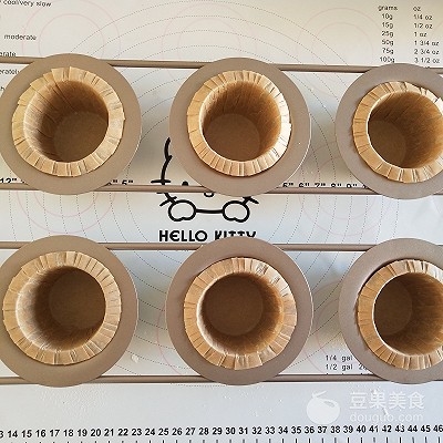 熊猫杯子蛋糕的做法,萌物杯子蛋糕的做法