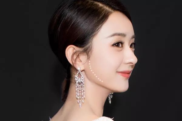 蜡笔小新无法抵挡蛋糕的诱惑,蜡笔小新被挤太阳穴