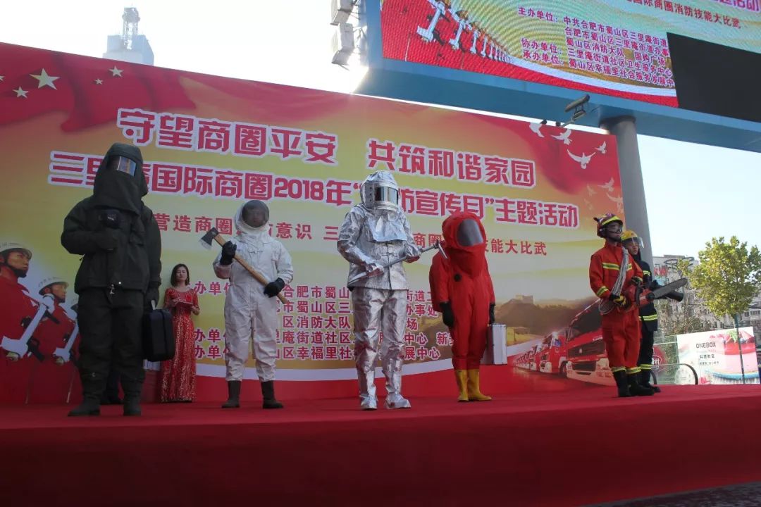 燃！国购广场前上演了一场特殊“比赛”，引大批路人围观！